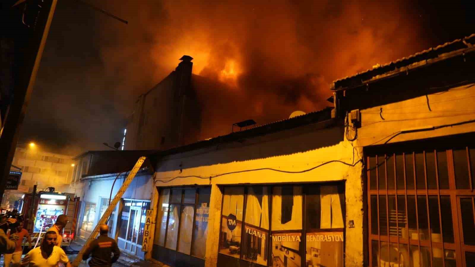 Erzurum’da korkutan yangın: Çok sayıda iş yeri ve bina alevlere teslim oldu 