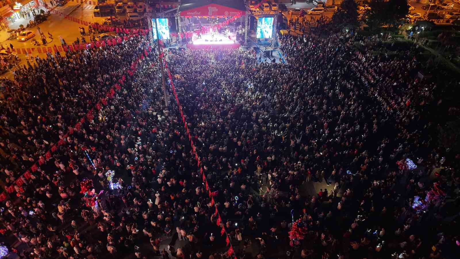 Türk Halk Müziği sanatçıları, Zafer Bayramı’na özel konserde sahne aldı