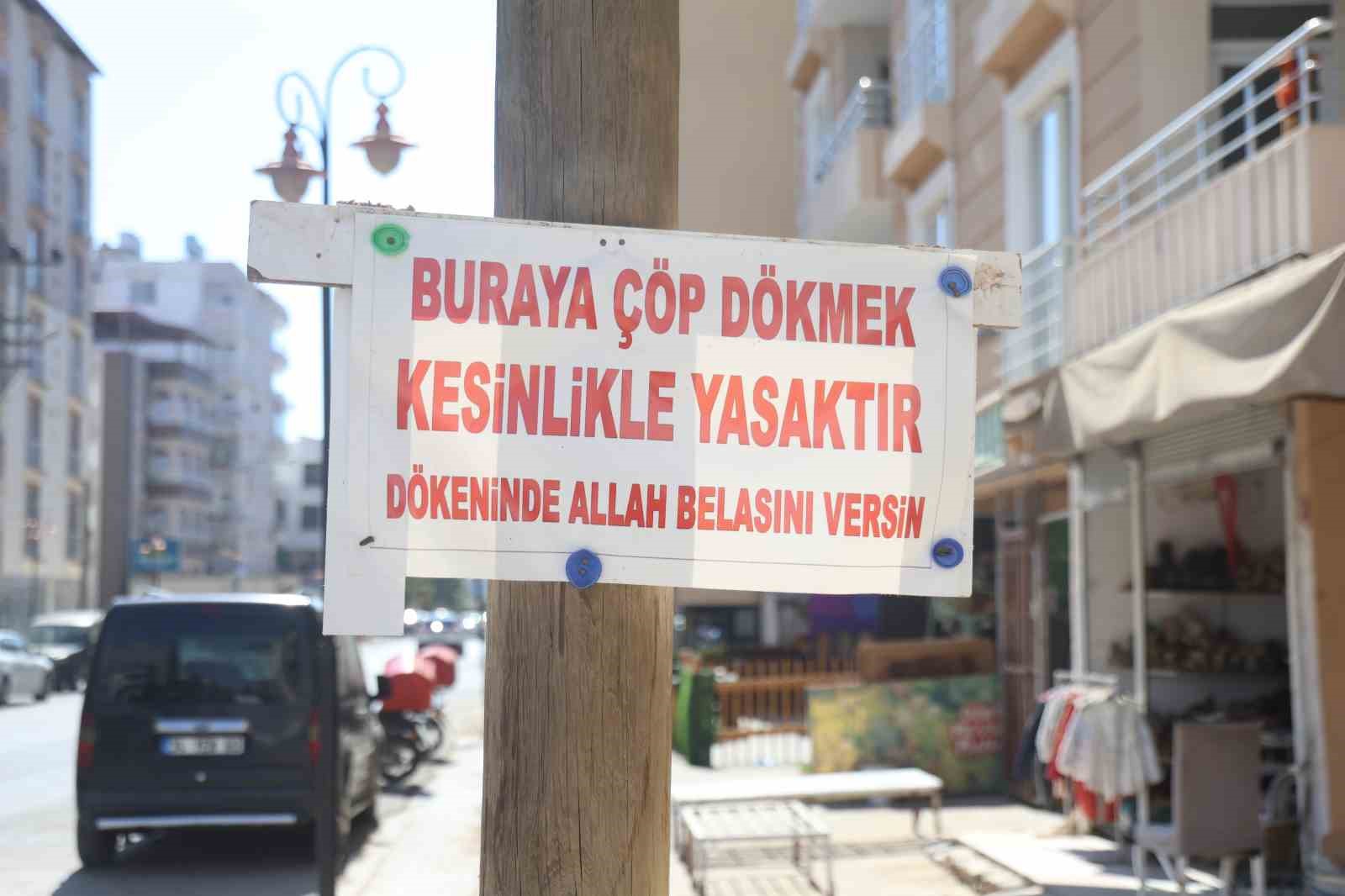 Çöp sorununa ‘Buraya çöp dökmek kesinlikle yasaktır, dökenin Allah belasını versin’ sözlerinin olduğu tabelayı asarak son verdi 