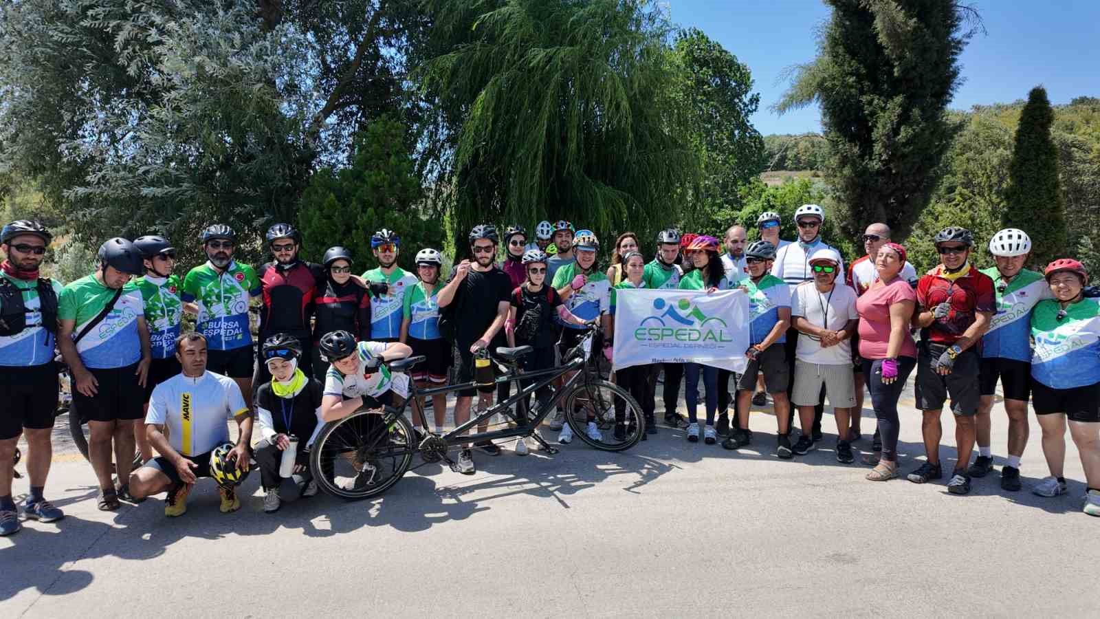 Tandem bisikletlerle umuda pedal çevirdiler 