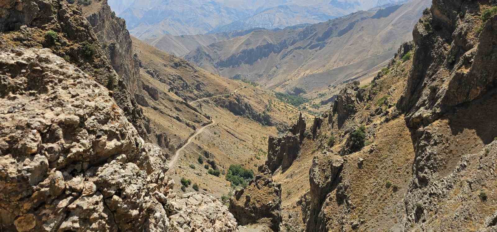 Hakkari’nin saklı cenneti Marînüs Şelalesi insanları büyülüyor 