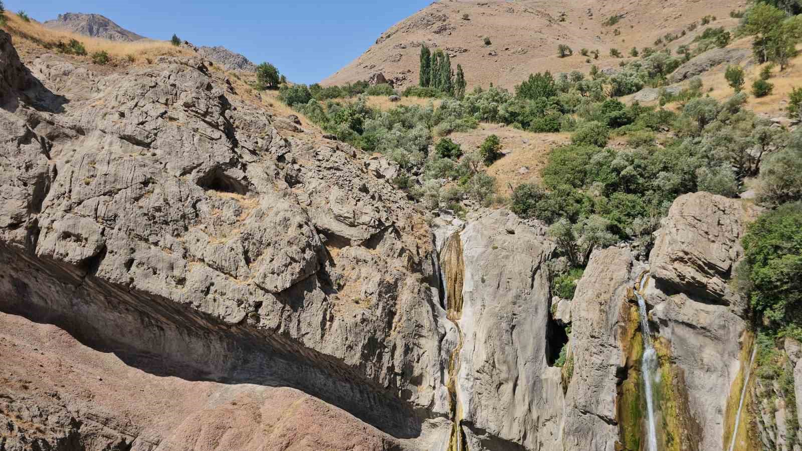 Hakkari’nin saklı cenneti Marînüs Şelalesi insanları büyülüyor 