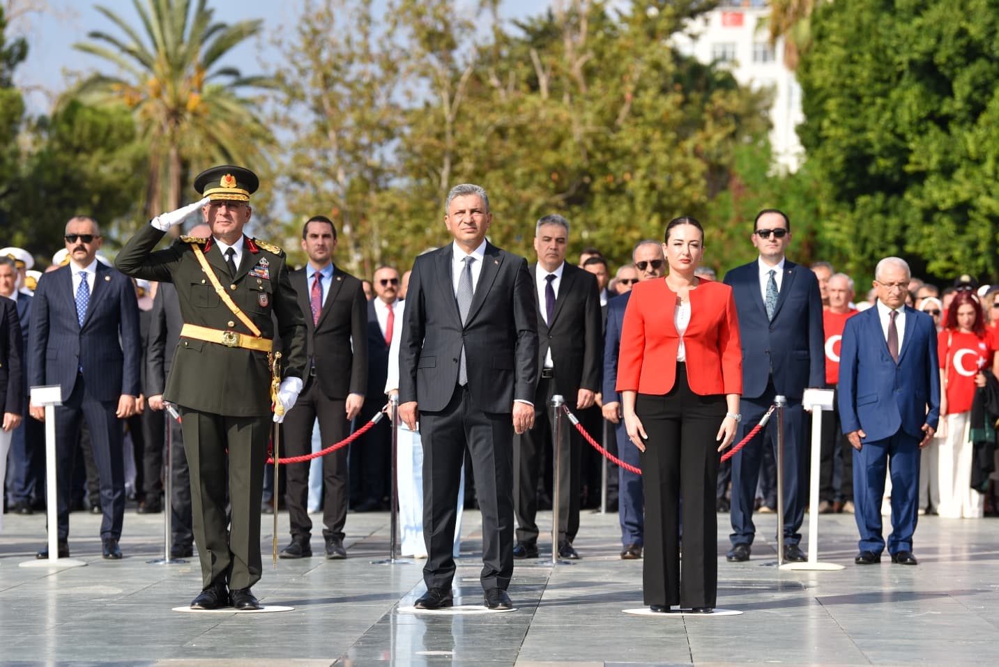 Zafer Bayramı törenine Antalya’da vatandaşlar ve turistler de eşlik etti 