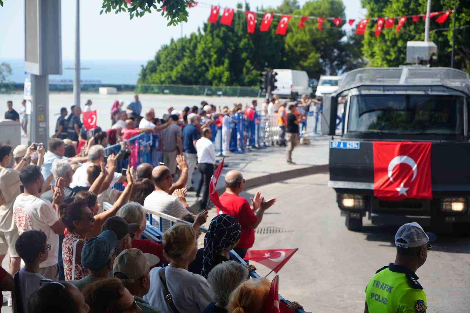 Zafer Bayramı törenine Antalya’da vatandaşlar ve turistler de eşlik etti 