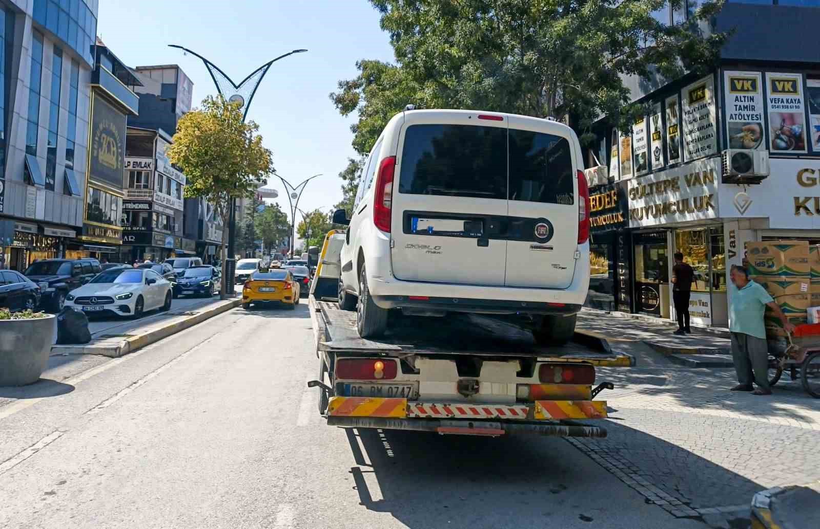 Van’da otobüs durakları, engelli rampaları ve yaya geçitlerinde sıkı denetim 
