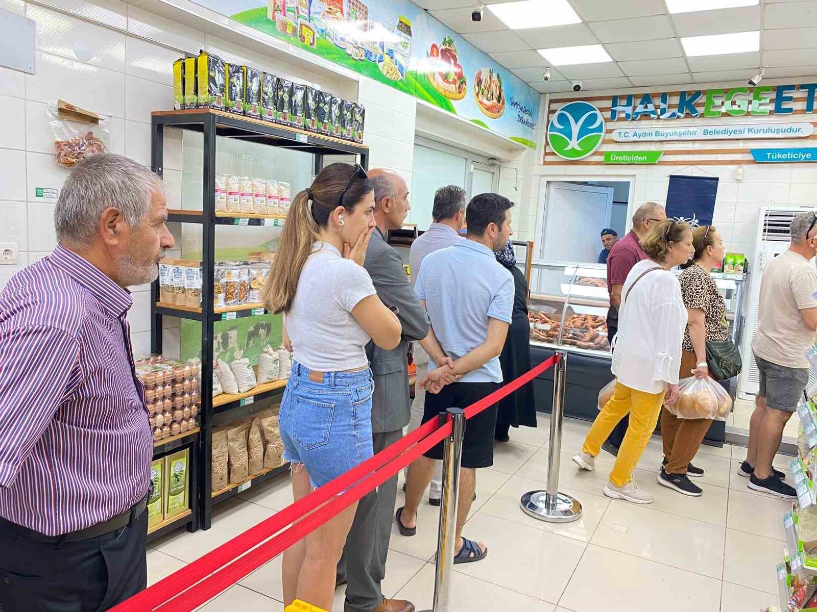 Halk Ege Et’te ’30 Ağustos İndirimi’ yoğun ilgi gördü 