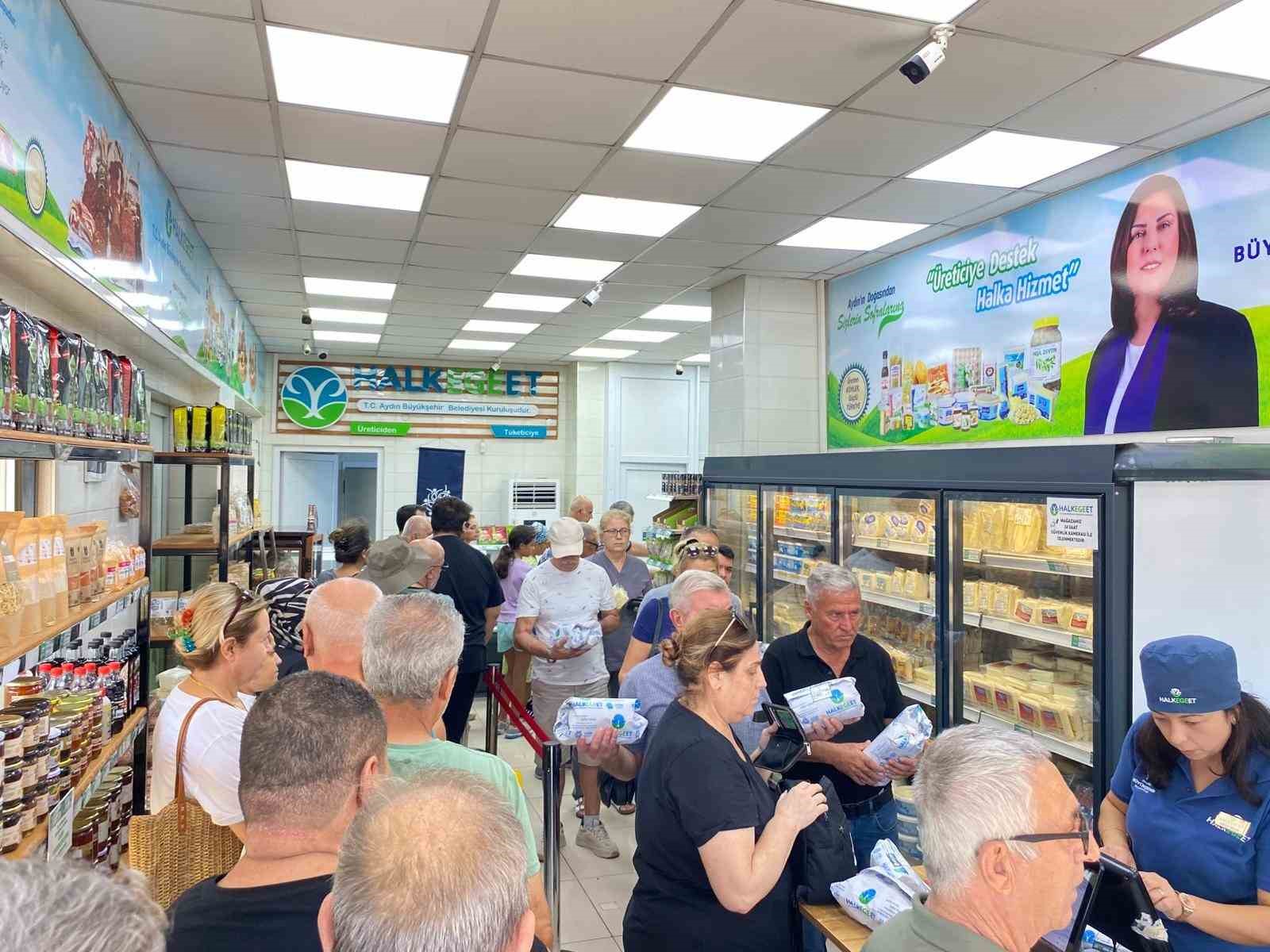 Halk Ege Et’te ’30 Ağustos İndirimi’ yoğun ilgi gördü 