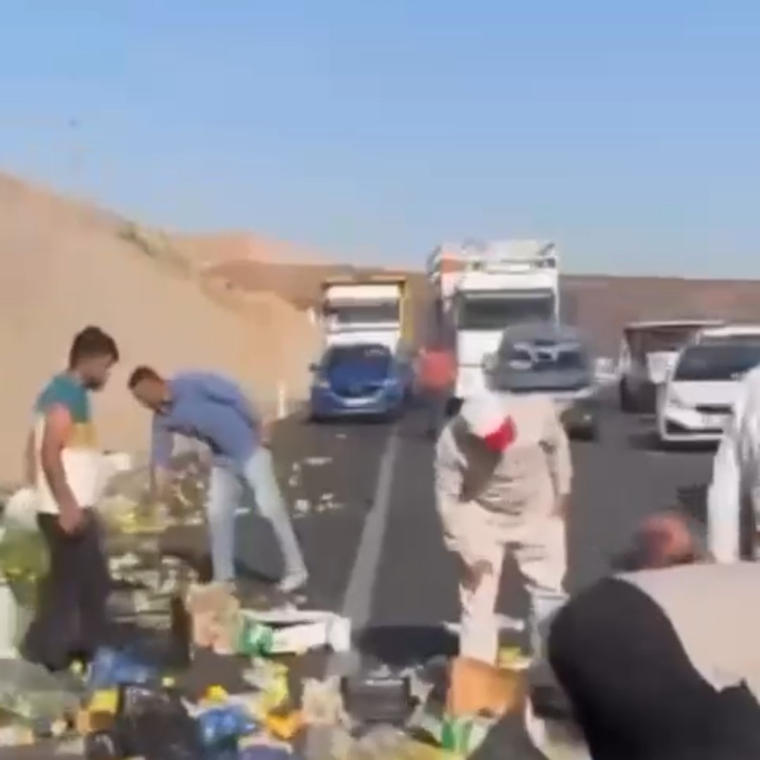 Siirt’te kontrolden çıkan pikap yol kenarına savruldu 