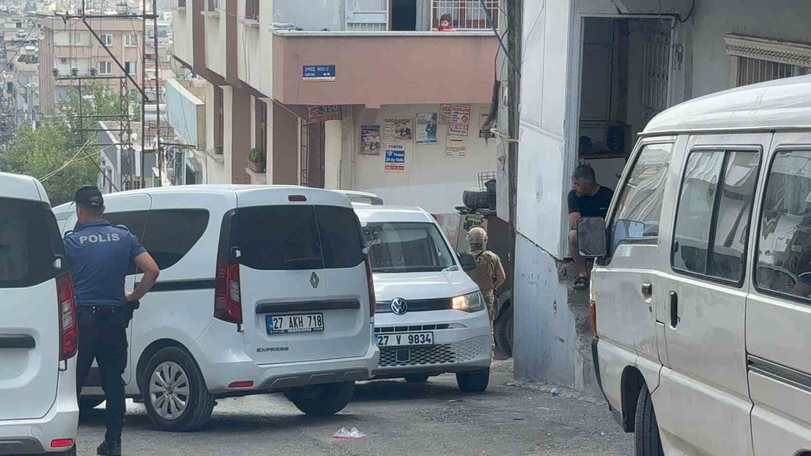 Gaziantep’te sıcak saatler: Eşini darp eden cinayet firarisi özel hareket operasyonuyla yakalandı 
