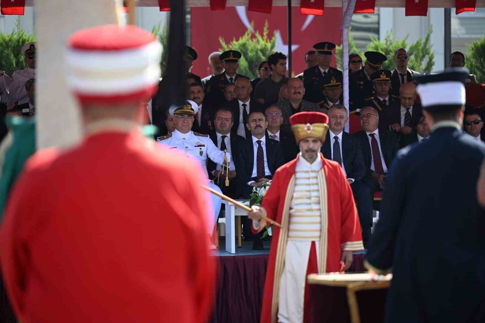 Zafer Bayramı sevinci meydanlara taşındı 