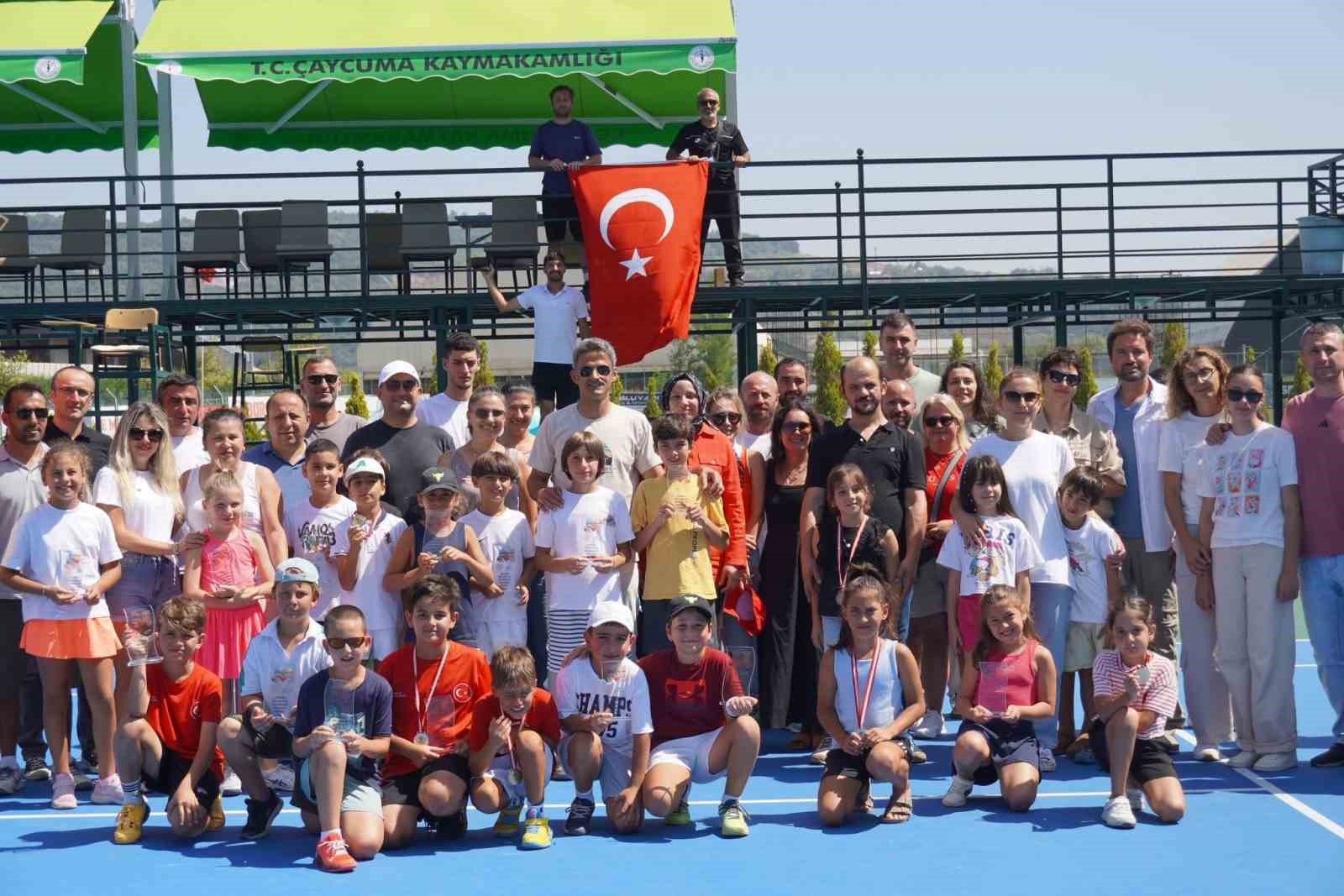 Çaycuma’da minik tenisçiler kupa için yarıştı 