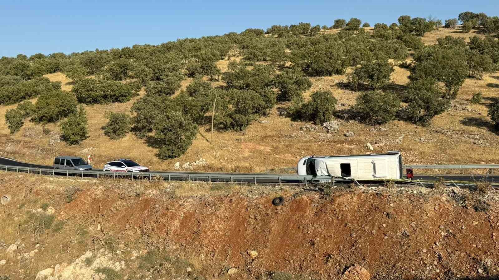 Diyarbakır’da kadınları taşıyan minibüs devrildi: 1 ölü, 15 yaralı 