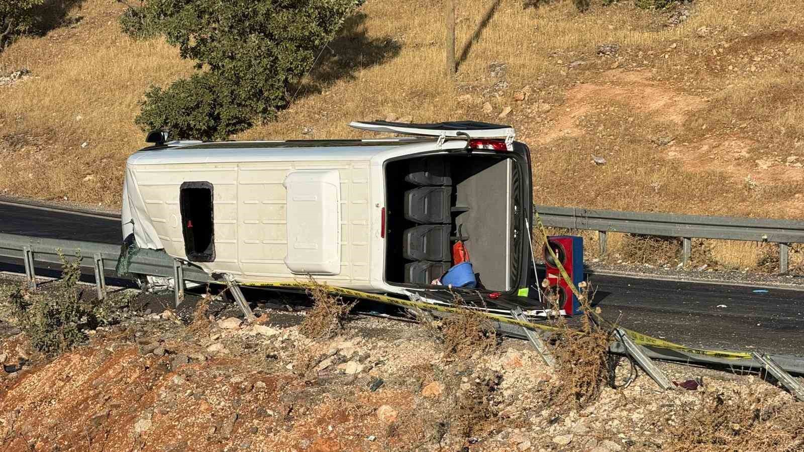 Diyarbakır’da kadınları taşıyan minibüs devrildi: 1 ölü, 15 yaralı 