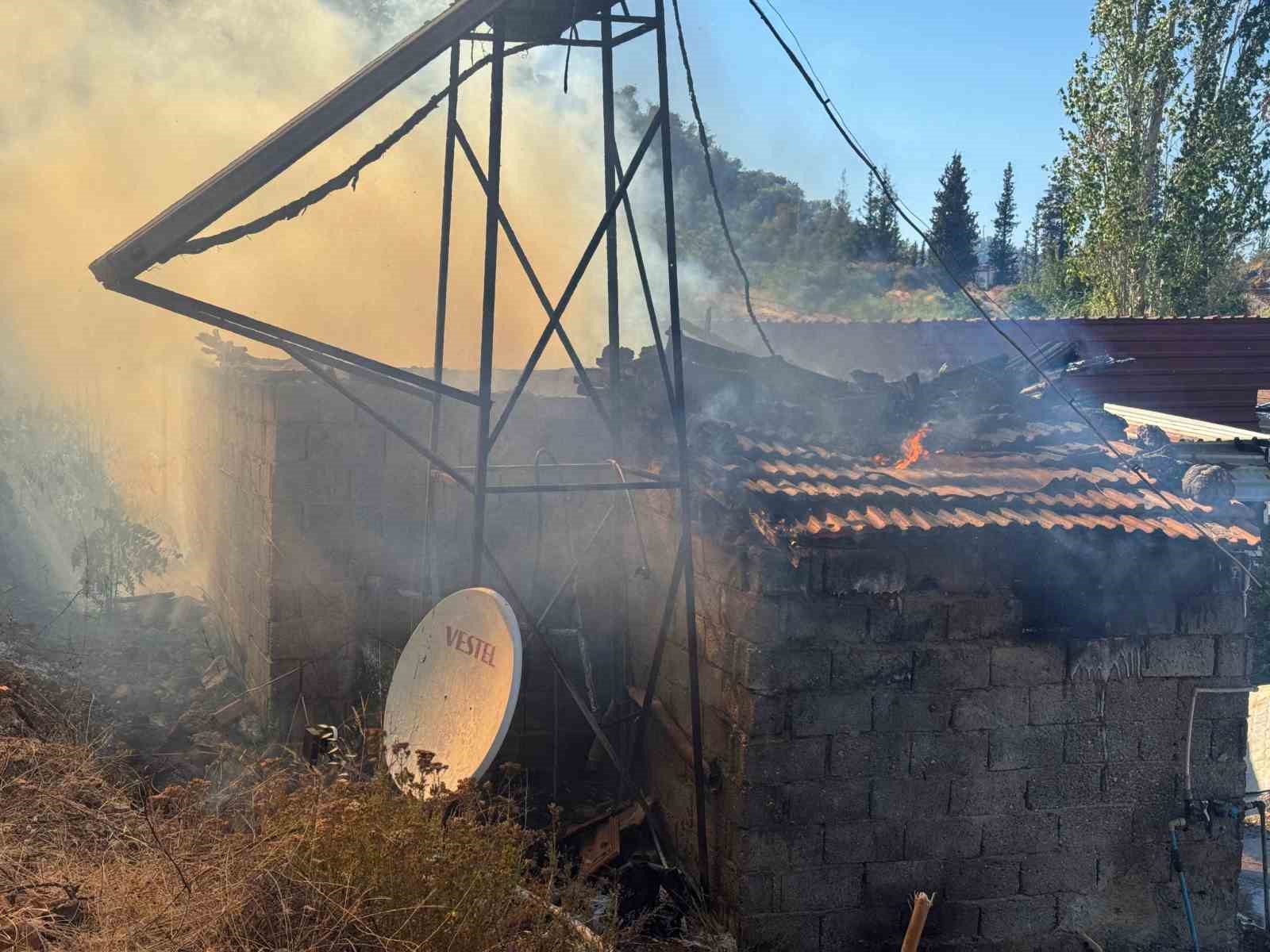 Fethiye’de madde bağımlısı olduğu iddia edilen genç evi ateşe verdi 