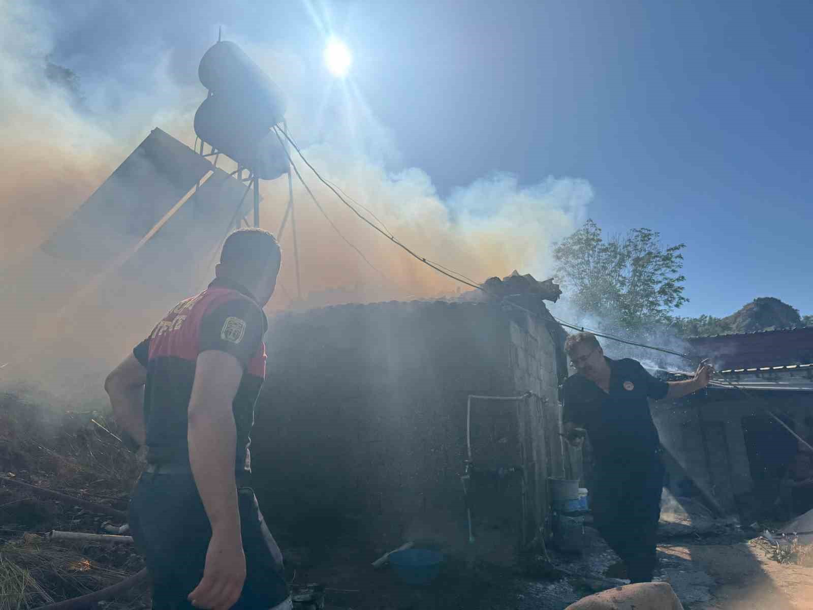 Fethiye’de madde bağımlısı olduğu iddia edilen genç evi ateşe verdi 