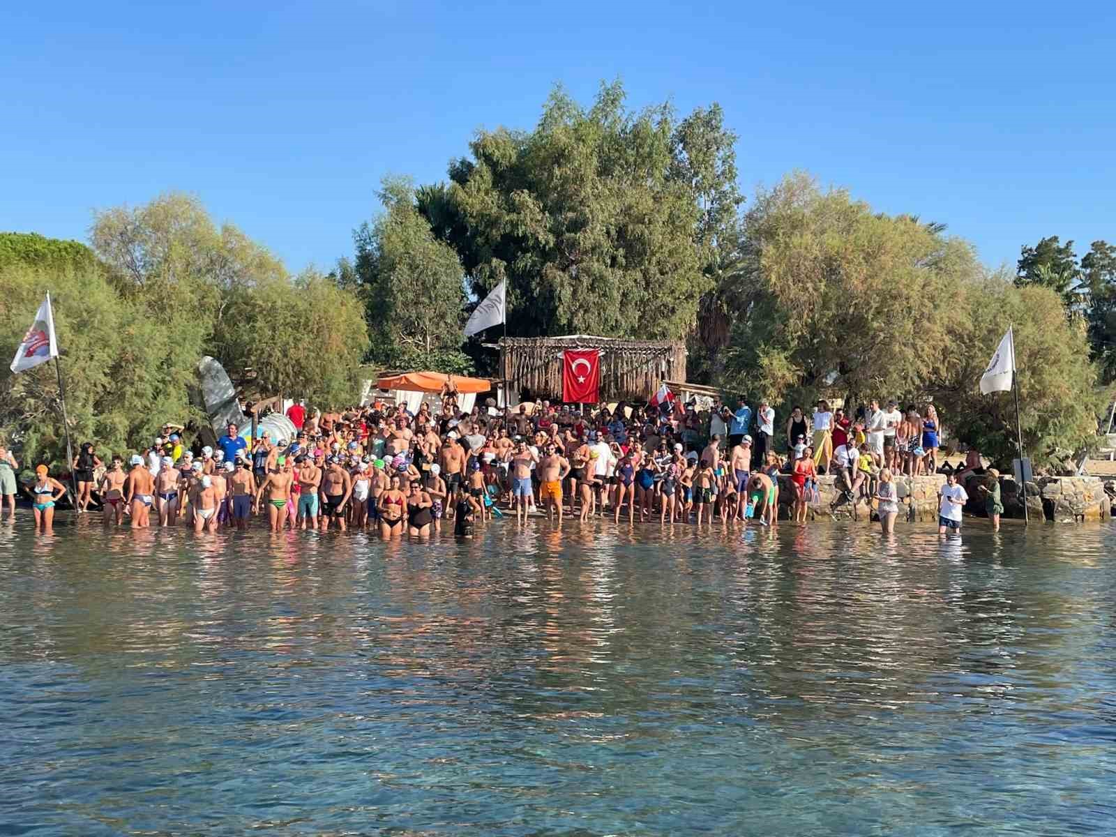 Bodrum’dan adaya yüzerek Zafer Bayramı’nı kutladılar 