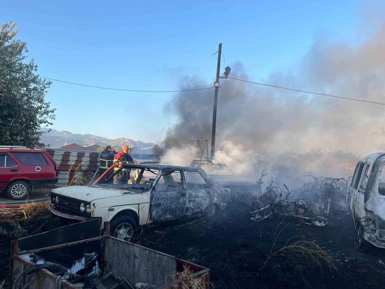 Yediemin deposunda yangın çıktı, 5 otomobil 30 motosiklet yandı 