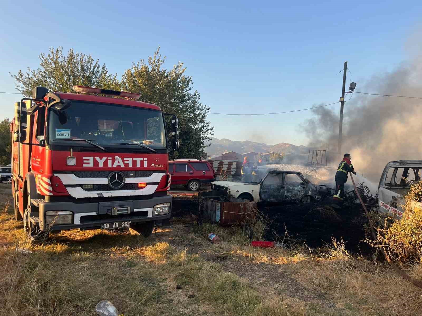 Yediemin deposunda yangın çıktı, 5 otomobil 30 motosiklet yandı 