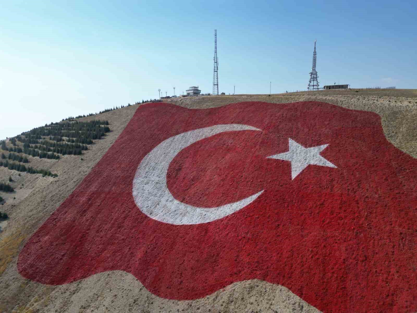 Dünyanın en büyük Türk bayrağı Ahır Dağı’na yapıldı, savaş uçakları selamladı