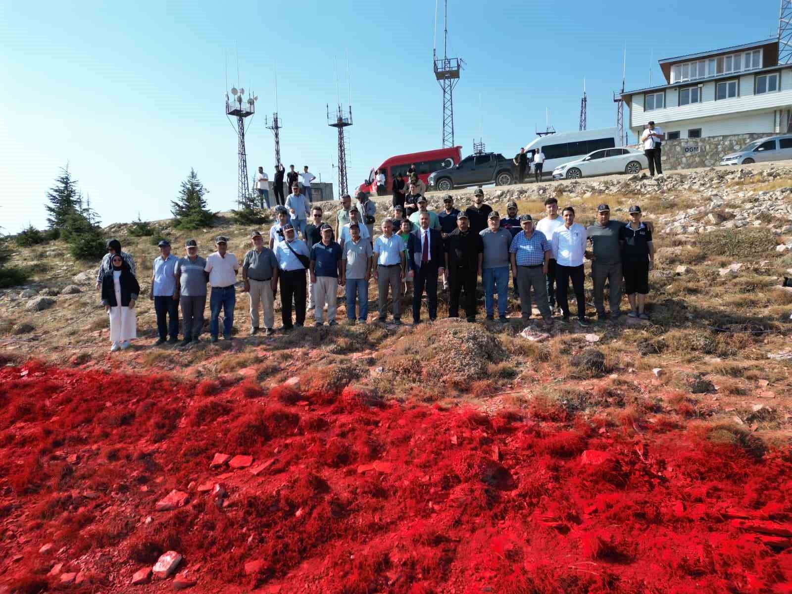 Dünyanın en büyük Türk bayrağı Ahır Dağı’na yapıldı, savaş uçakları selamladı 
