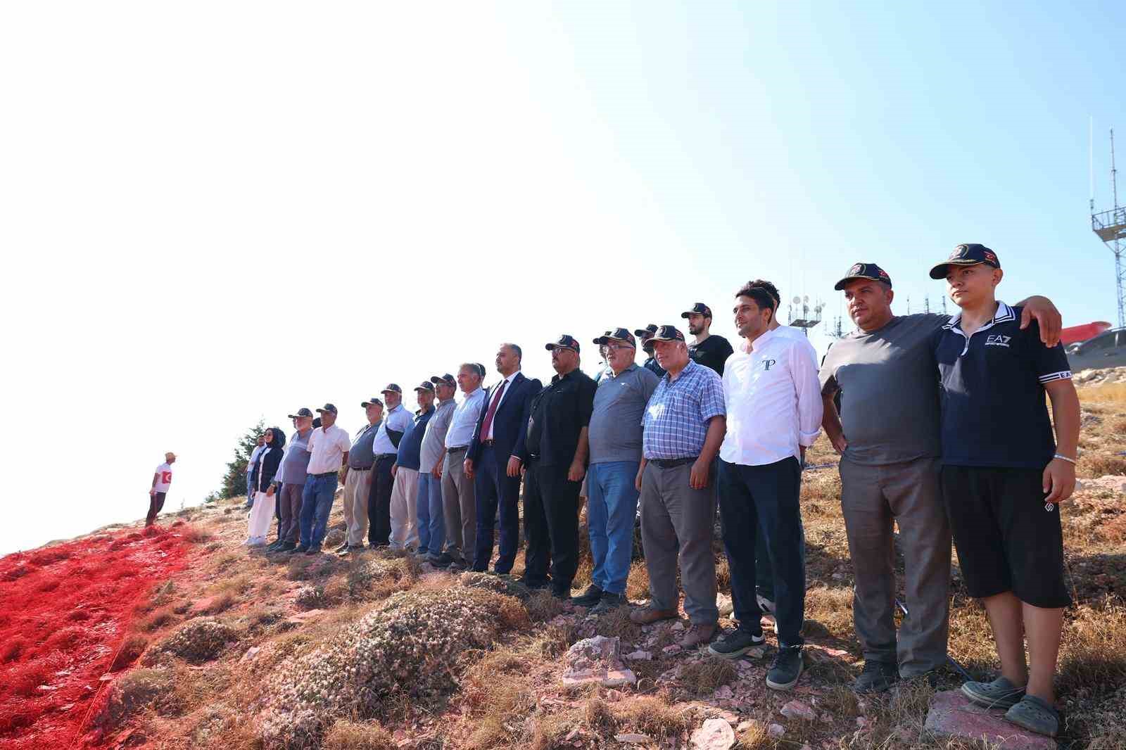 Dünyanın en büyük Türk bayrağı Ahır Dağı’na yapıldı, savaş uçakları selamladı 