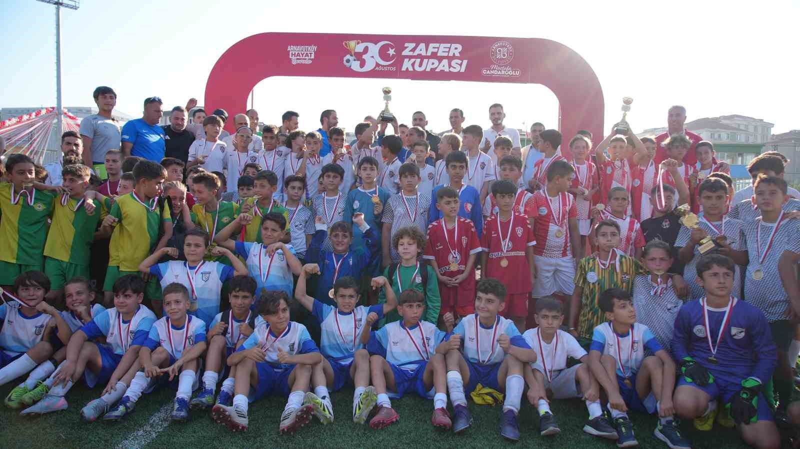 Arnavutköy’de U-11 Minikler Futbol Şampiyonası Zafer Bayramı coşkusuyla gerçekleşti 