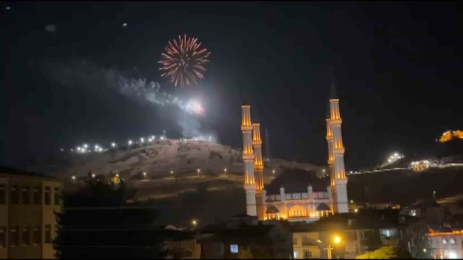 Havai fişek gösterisi yangına neden oldu 