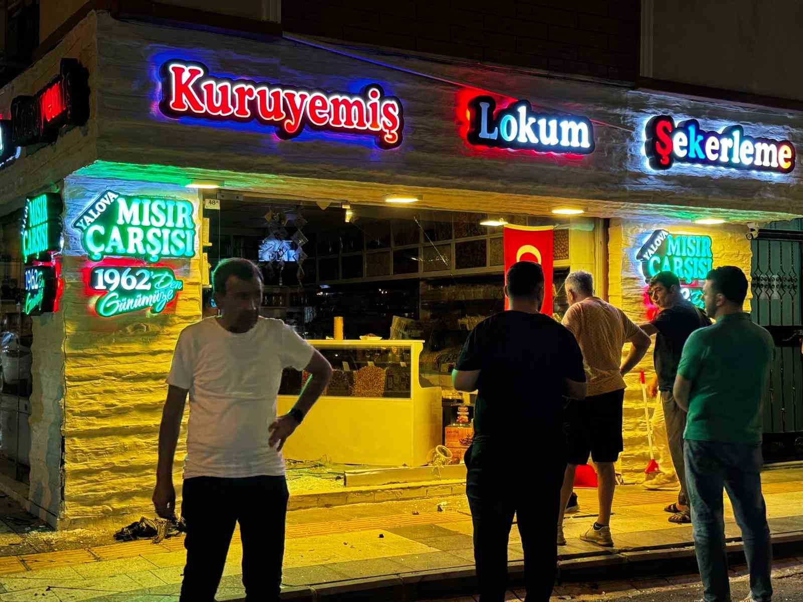 Yalova’da çarpışan iki otomobil kuruyemiş dükkanına girdi 