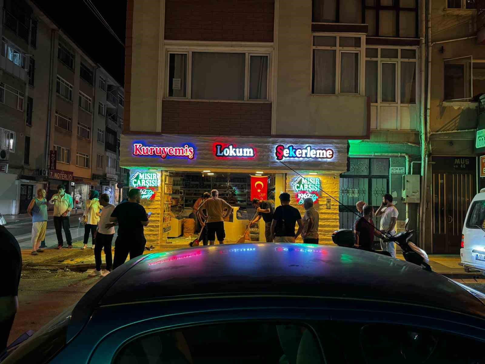 Yalova’da çarpışan iki otomobil kuruyemiş dükkanına girdi 