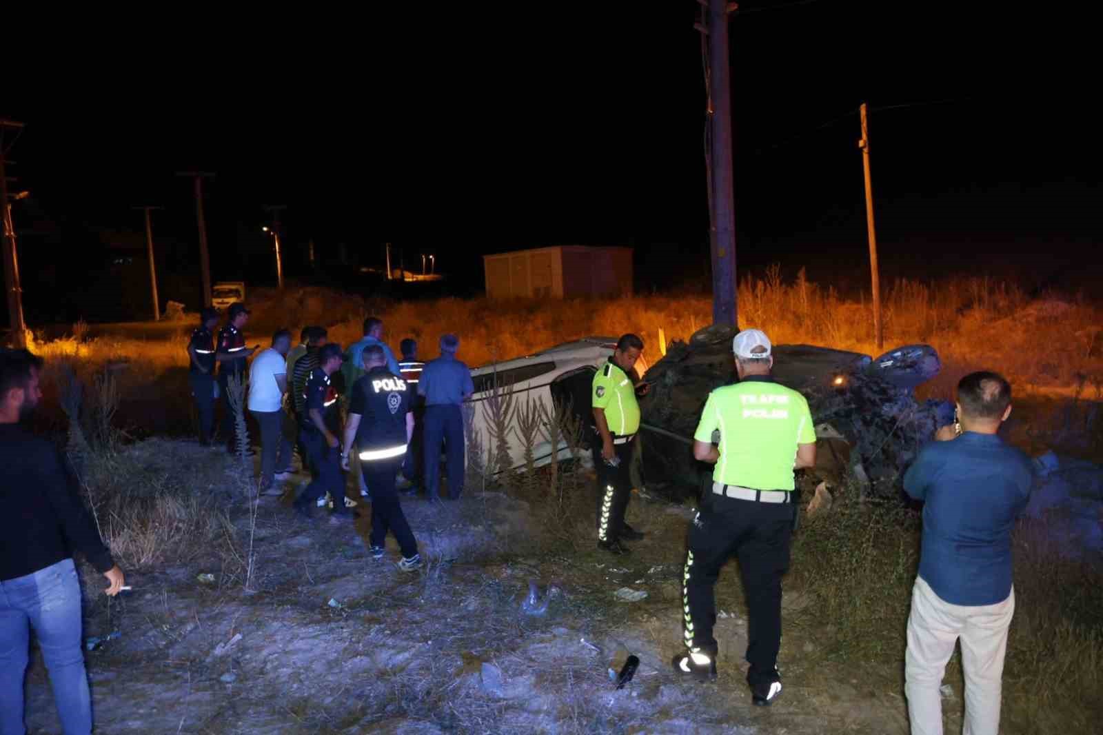 Önündeki araca çarptı, iki araç da takla attı: 2’si ağır 5 yaralı 