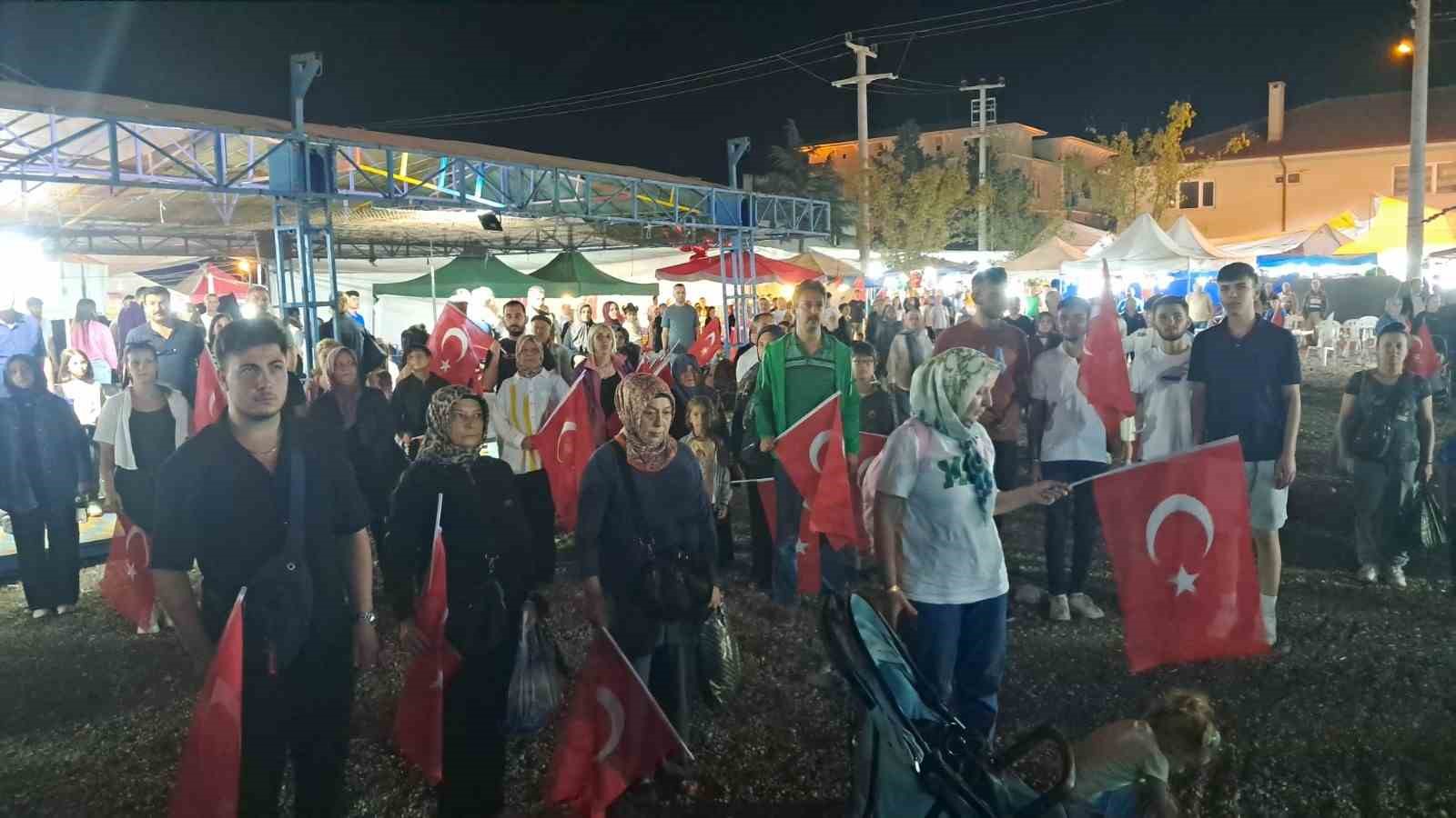 Pazaryeri’nde 30 Ağustos Coşkusu: 5 bin kişiye Türk Bayrağı dağıtıldı 
