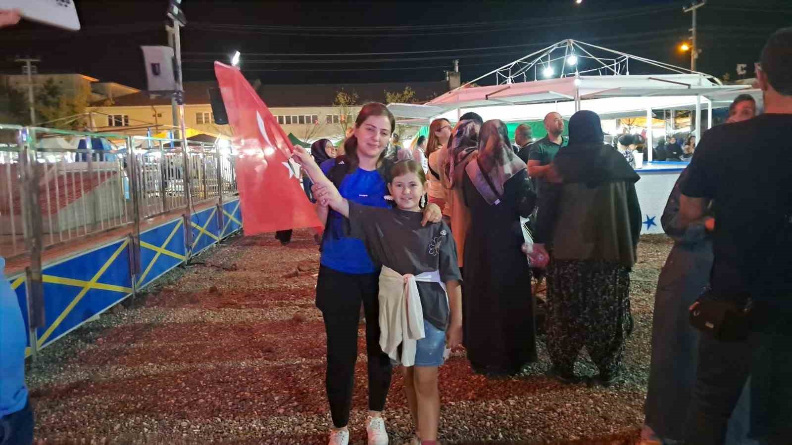 Pazaryeri’nde 30 Ağustos Coşkusu: 5 bin kişiye Türk Bayrağı dağıtıldı 