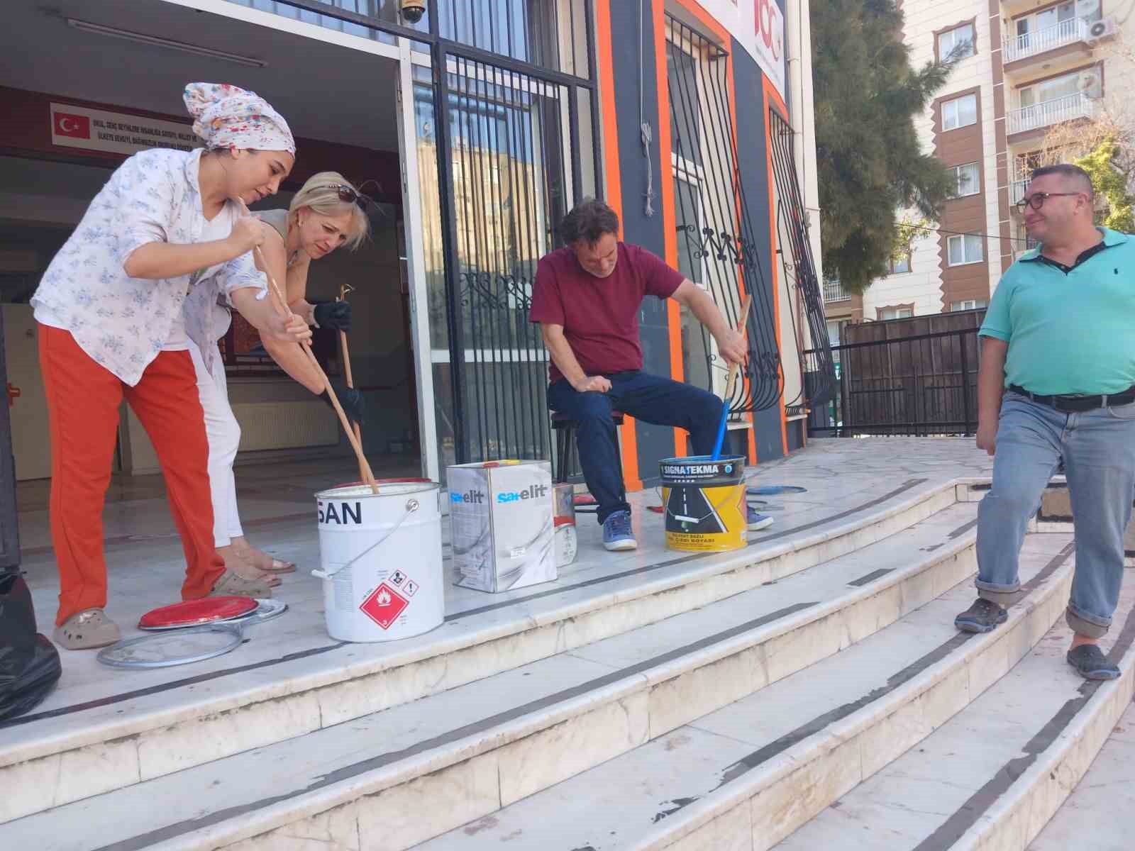 Veliler ve öğretmenler el ele verdi okul güzelleşti 