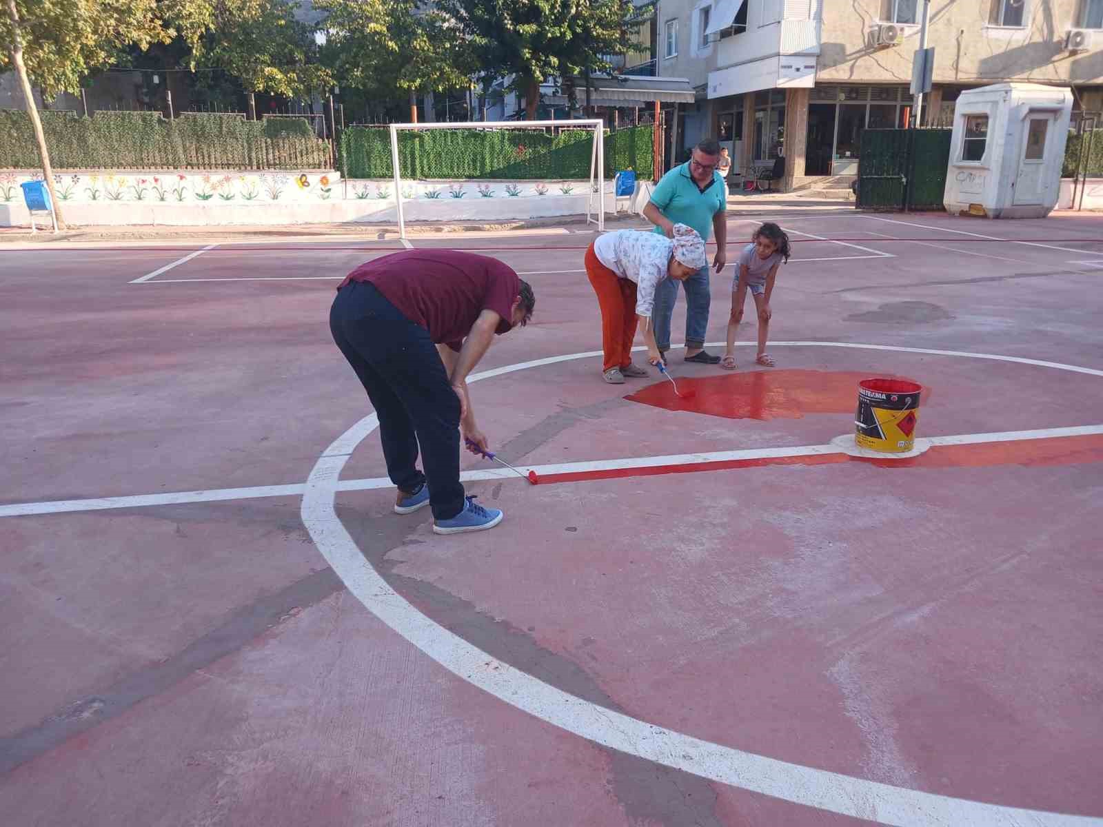Veliler ve öğretmenler el ele verdi okul güzelleşti 