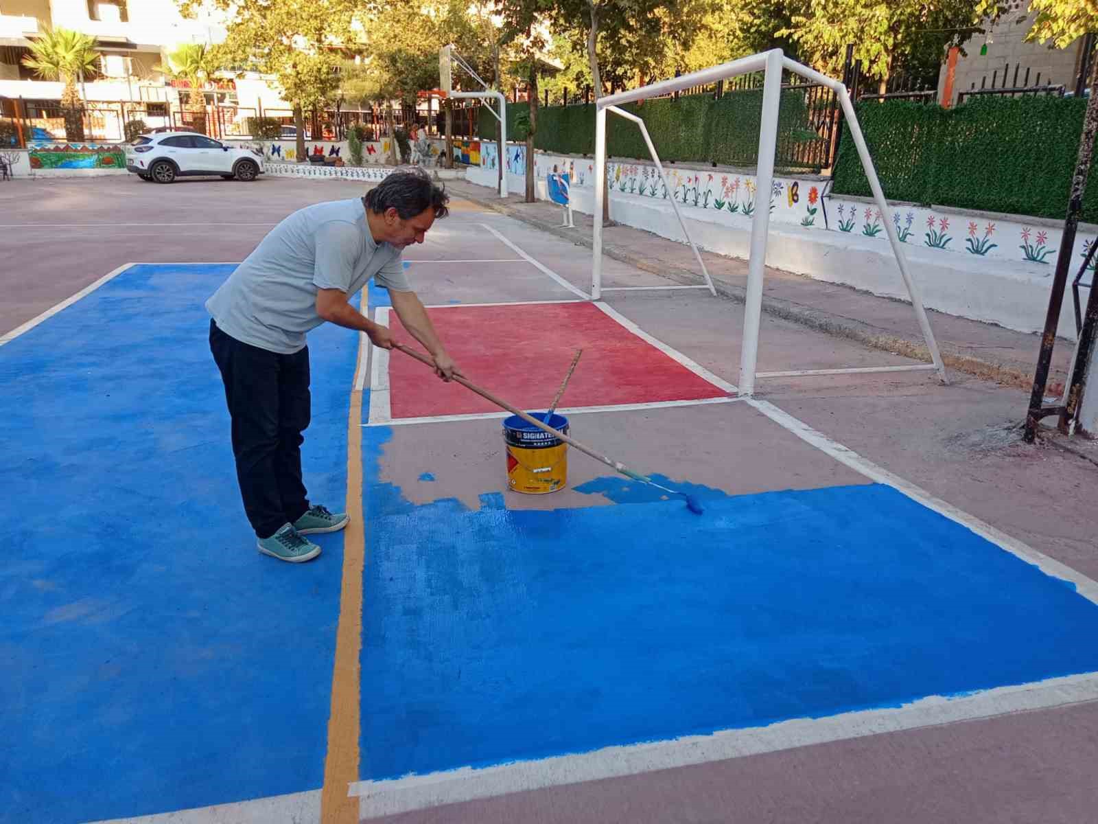 Veliler ve öğretmenler el ele verdi okul güzelleşti 