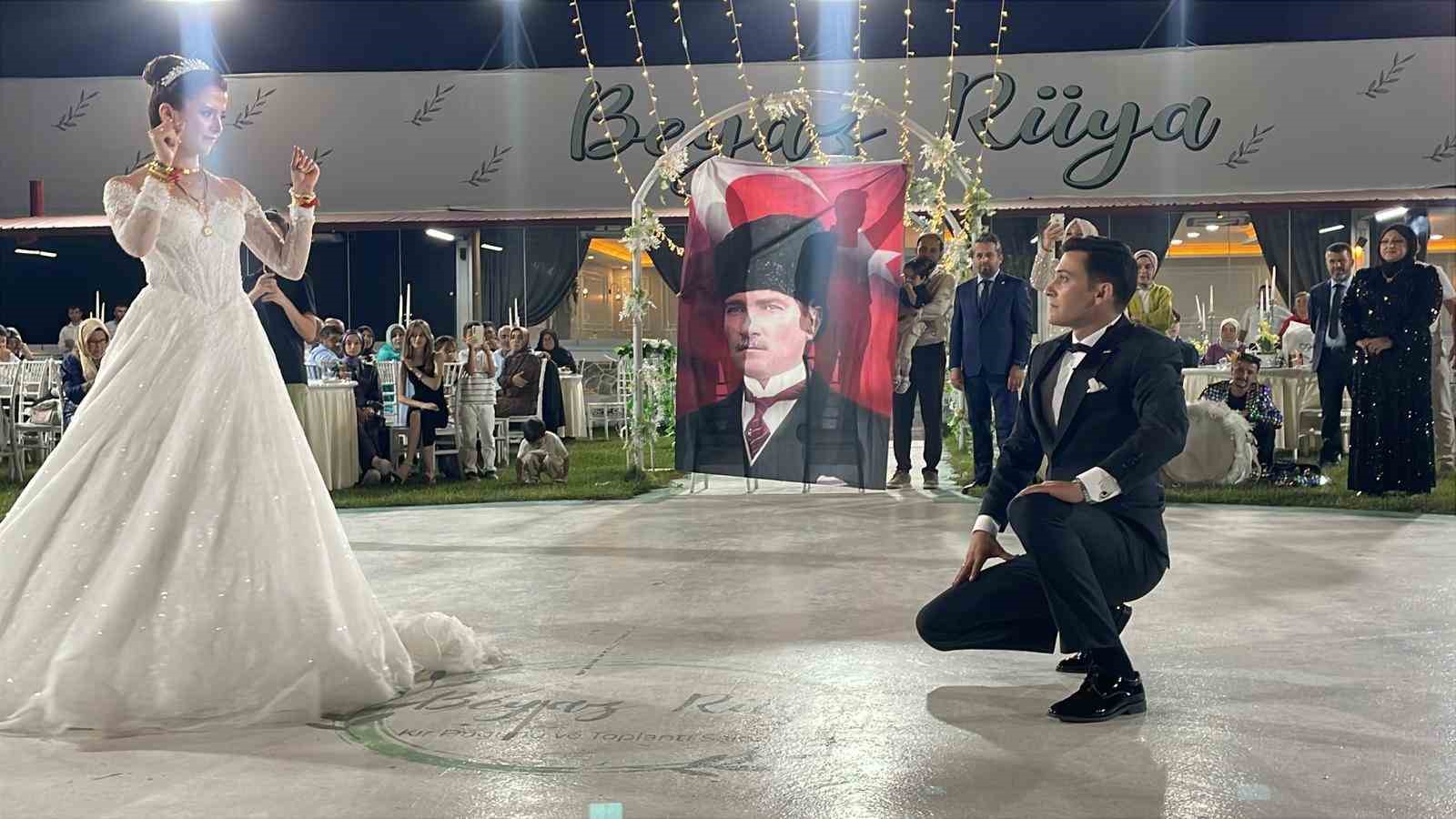 30 Ağustos’ta damat ve gelinden zeybek gösterisi 