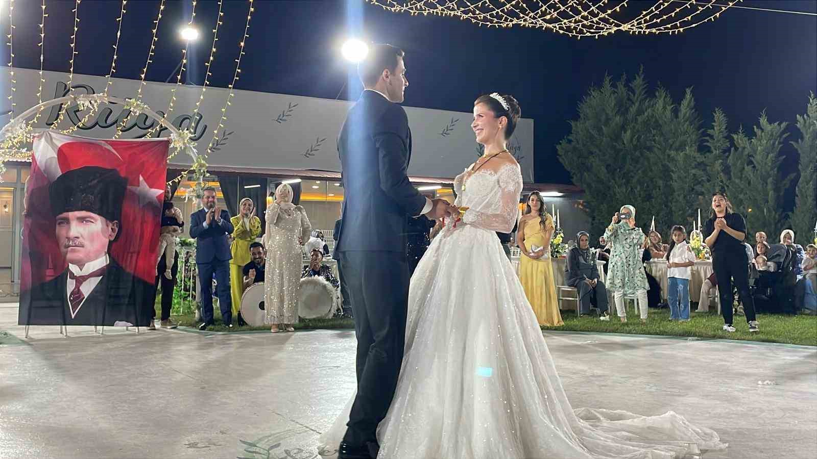 30 Ağustos’ta damat ve gelinden zeybek gösterisi 
