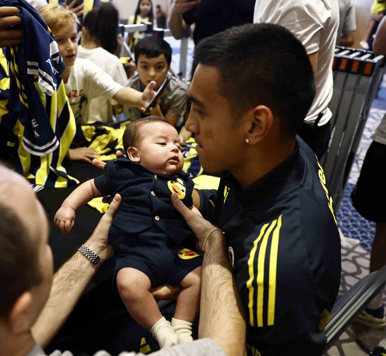 Fenerbahçeli futbolcular, Ankara’da çocuklarla buluştu 