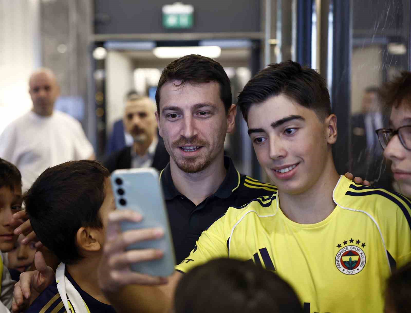 Fenerbahçeli futbolcular, Ankara’da çocuklarla buluştu 