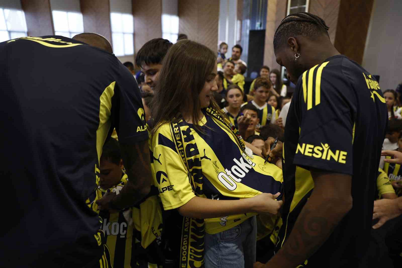 Fenerbahçeli futbolcular, Ankara’da çocuklarla buluştu 