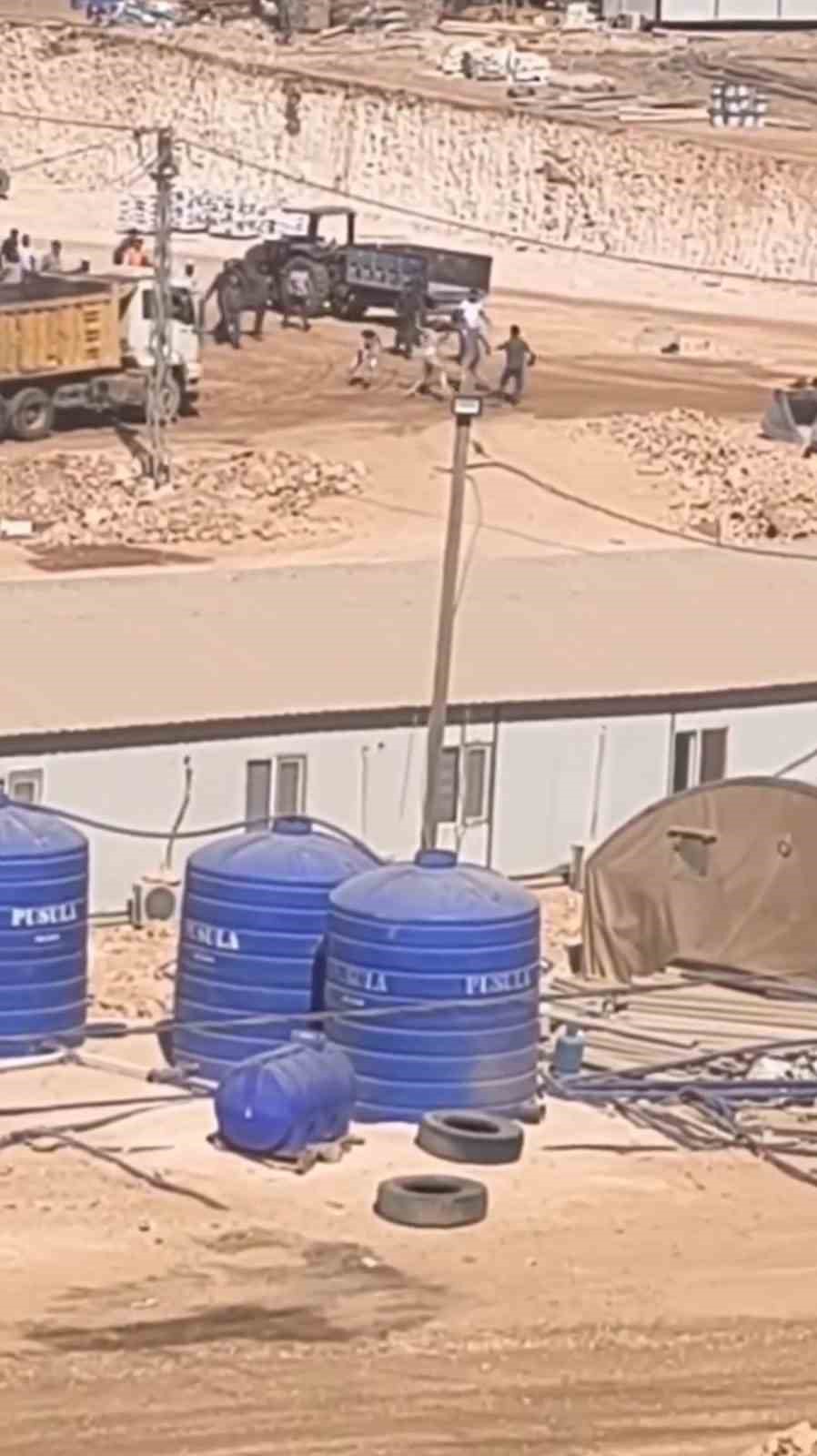Şanlıurfa’da inşaat işçilerinin taşlı sopalı kavgası kamerada 