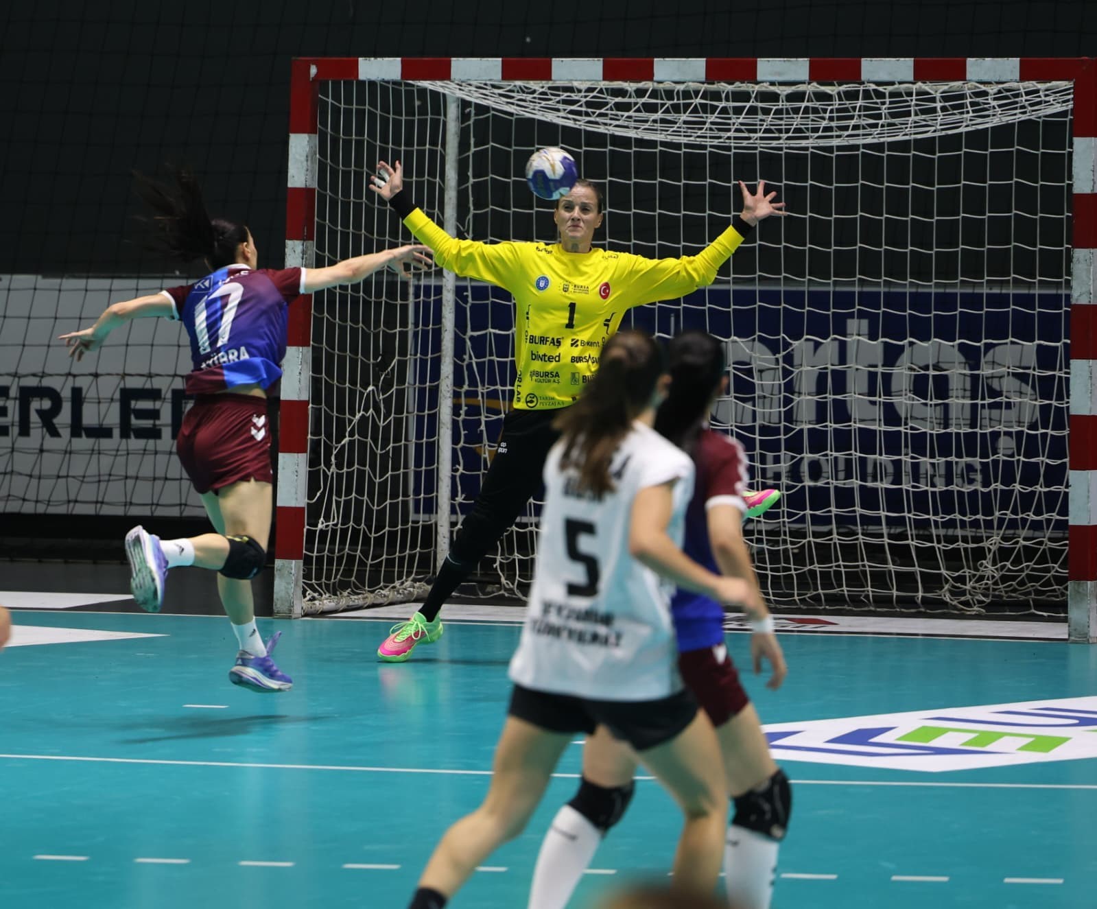 Büyükşehir hentbol takımı finalde 