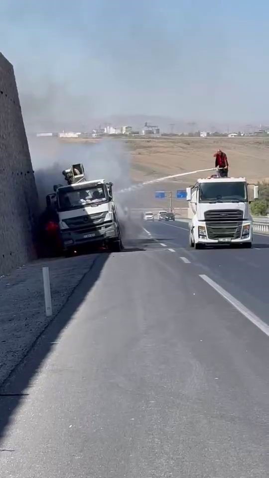 Diyarbakır’da kamyon seyir halindeyken alev aldı 