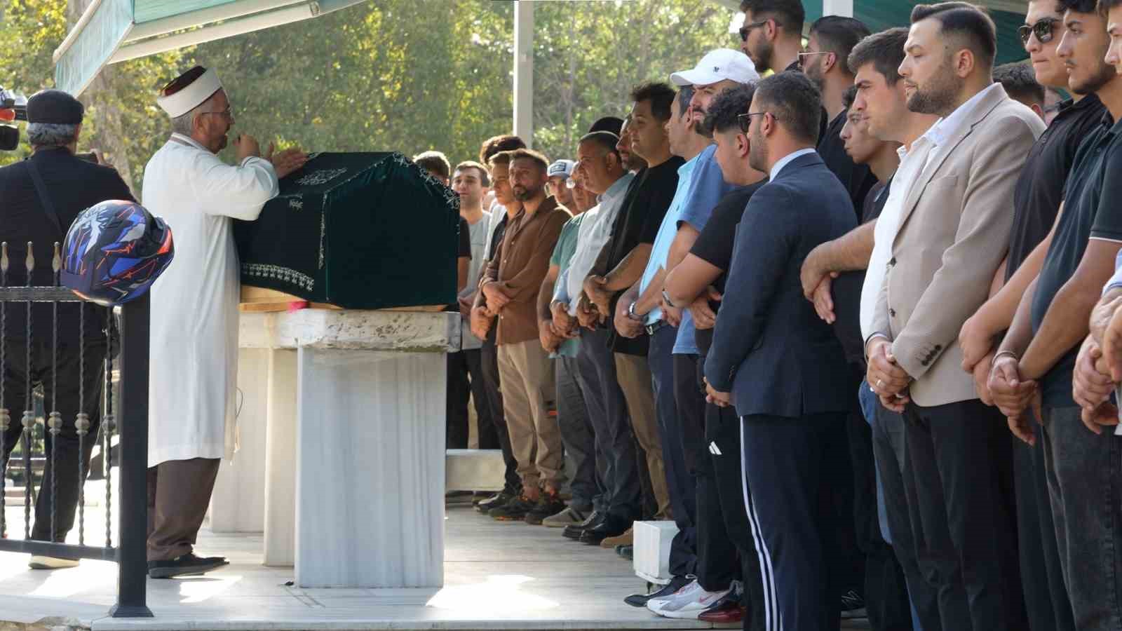 Festival alanında elektrik akımına kapılarak hayatını kaybeden genç toprağa verildi 