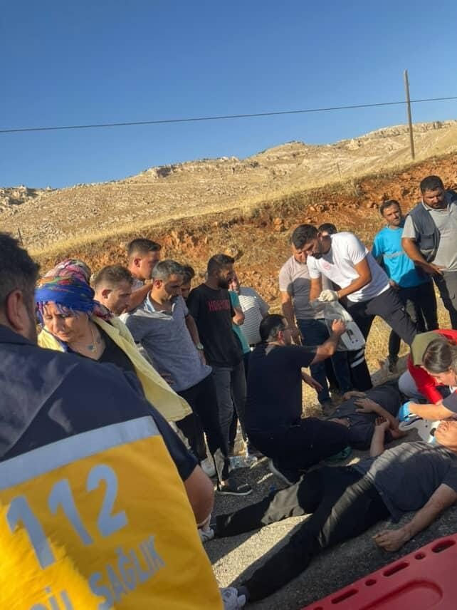 Seyir halindeki aracın tekeri patladı: Baba ve oğlu yaralandı 