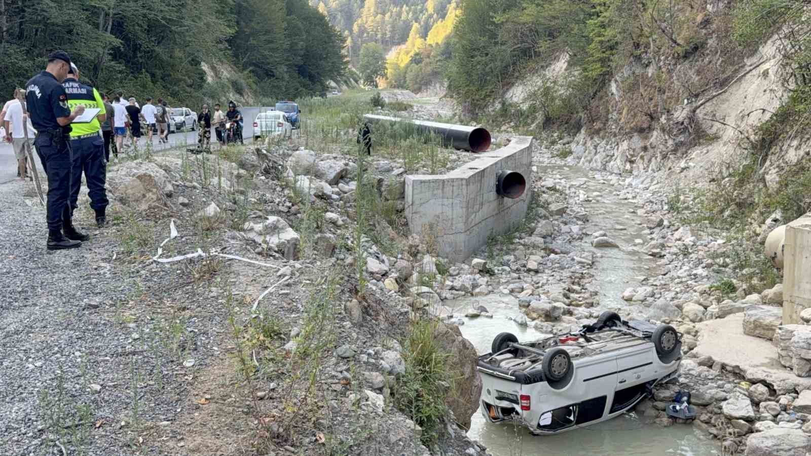 Piknikten dönen ailenin aracı dereye uçtu: 6 yaralı 
