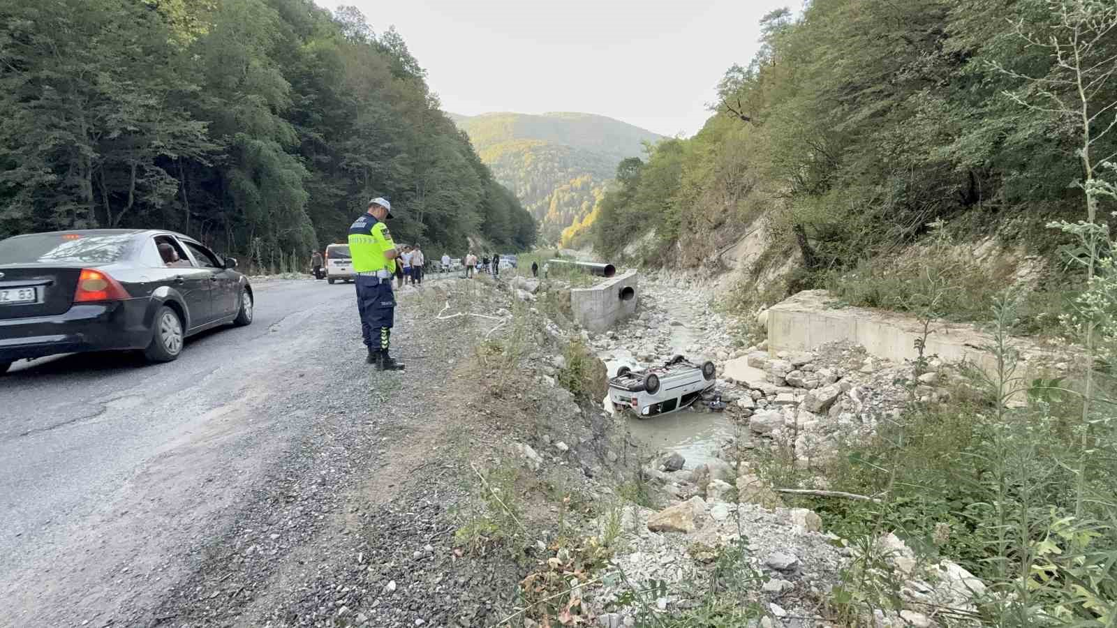 Piknikten dönen ailenin aracı dereye uçtu: 6 yaralı 