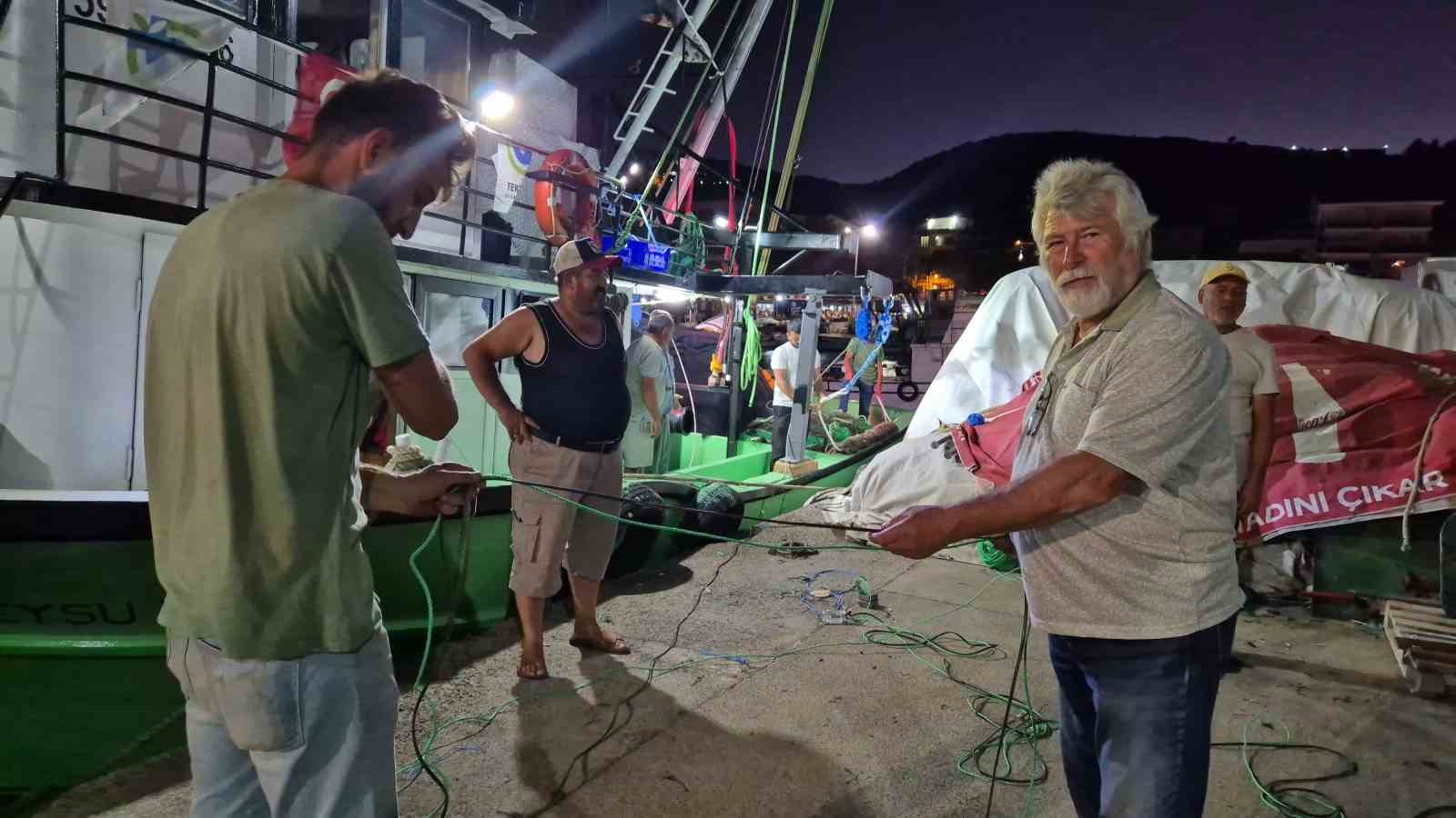 Balıkçılar ‘Vira Bismillah’ diyerek havai fişek gösterisiyle denize açıldı 