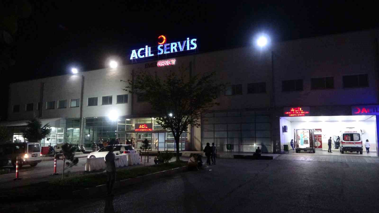 Husumetlilerin silahlı ve bıçaklı kavgasında 3 kişi yaralandı 