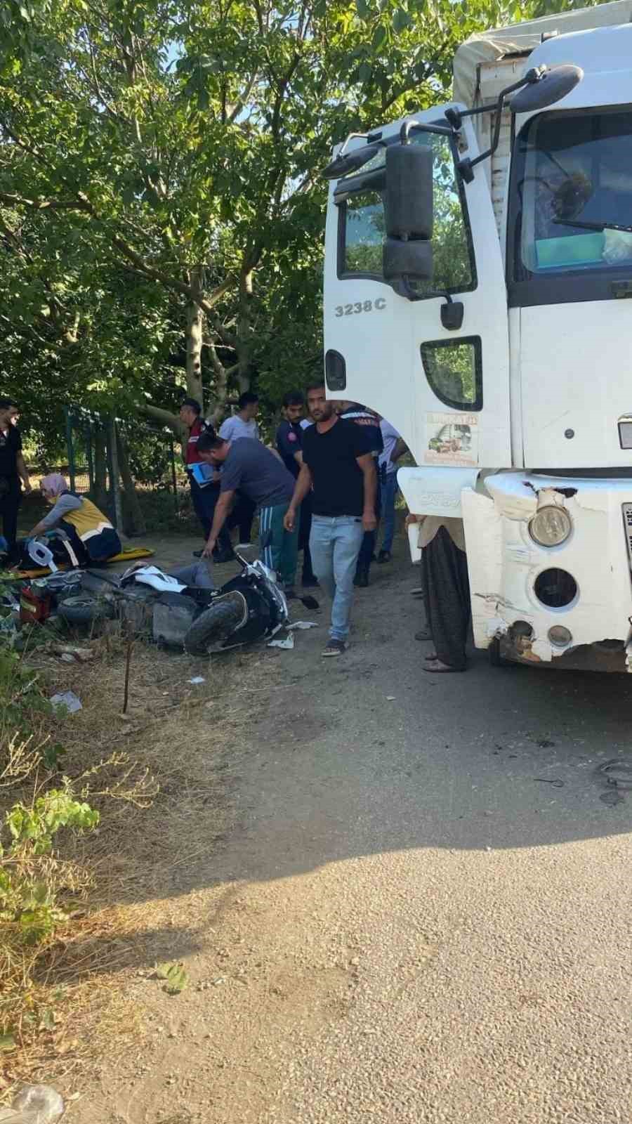 Bursa’da kamyon ile motosiklet çarpıştı: 2 ağır yaralı 